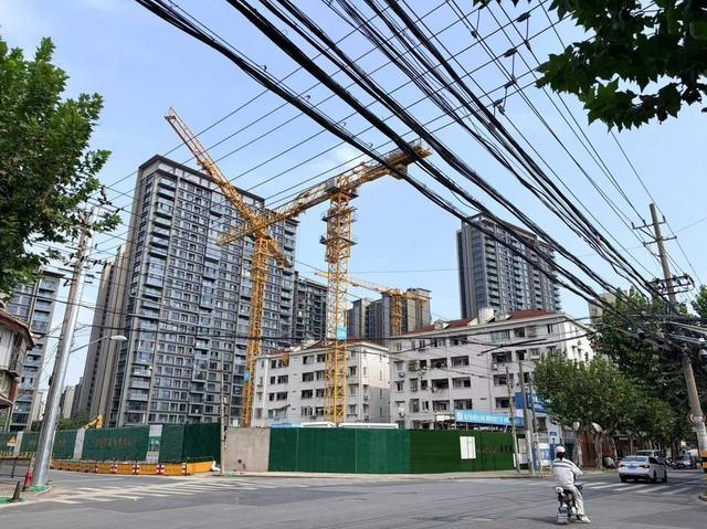 同一周，上海两套房：一套30平235万成交，一套每平降6000没人看
