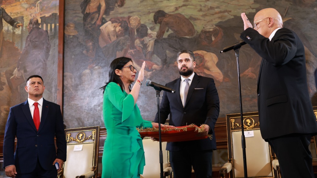 1月5日下午,委内瑞拉代理总统德尔西·罗德里格斯在该国全国代表大会宣誓就任委临时总统。 新华社 图