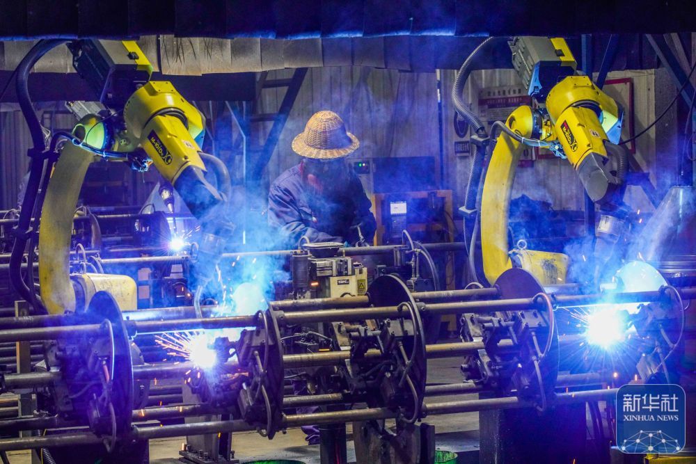 ↑ 1月5日，工人在河北省乐亭县经济开发区一家脚手架企业焊接车间工作。新华社发（刘满仓 摄）