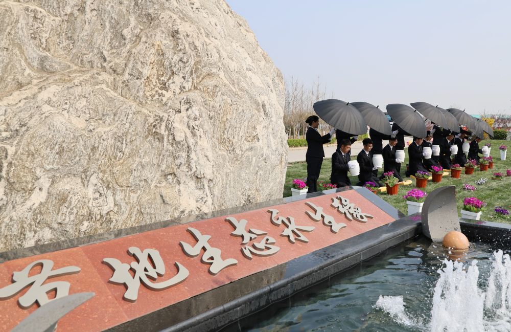4月2日,天津市殡仪墓地事务服务中心举办“永生缘”节地生态安葬活动。新华社记者 李然 摄