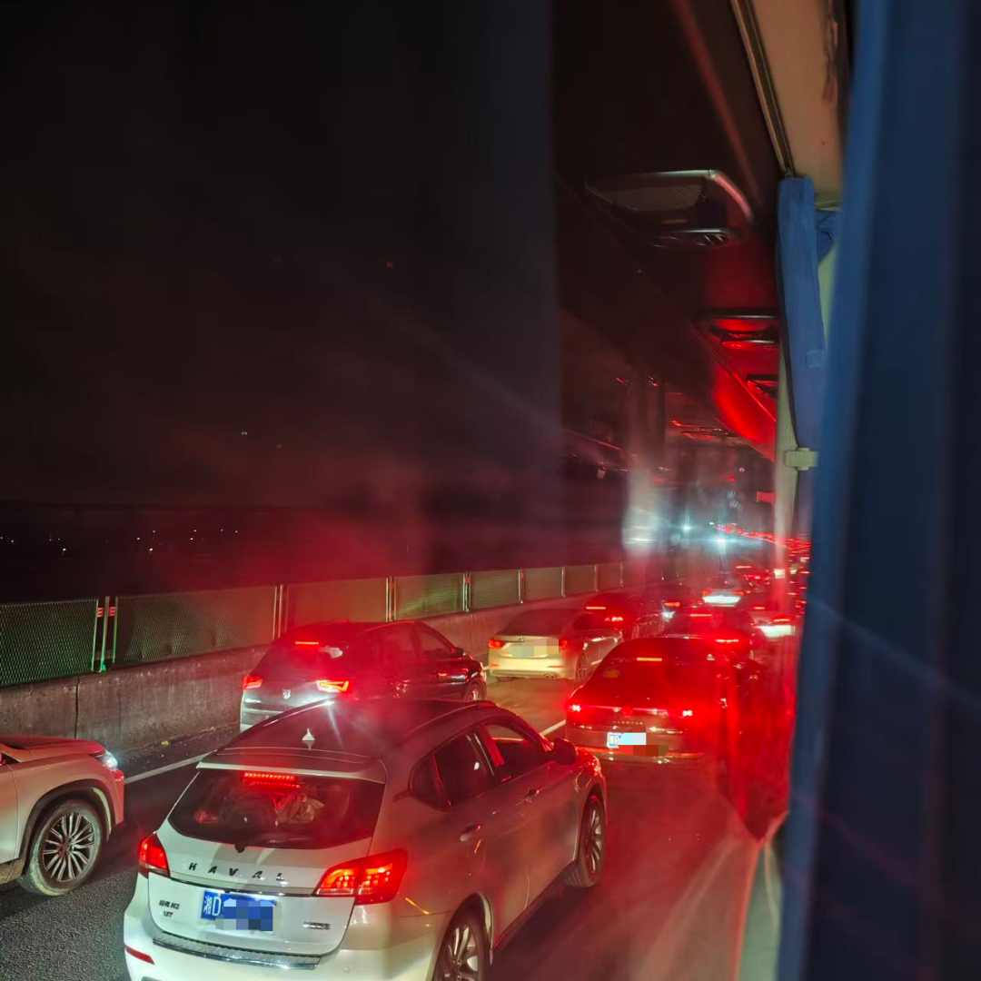 到了韶关,李泽昀所乘坐的大巴堵在高速上。(图/受访者供图)