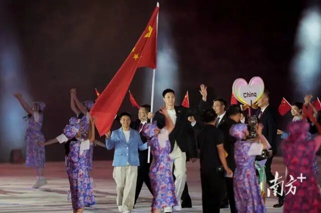 中国体育代表团旗手是男子篮球运动员胡明轩和女子拳击运动员吴愉。