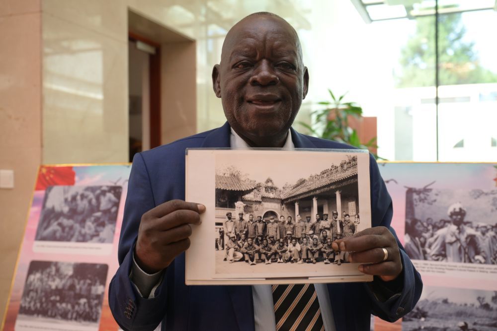 1月28日，在津巴布韦首都哈拉雷的中国大使馆，一名津巴布韦老战士展示自己珍藏的在中国接受培训时的老照片。新华社记者 杨光 摄