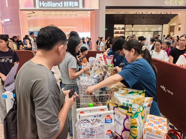 市民在金粒门佛山首店购买商品。(莫璇摄)