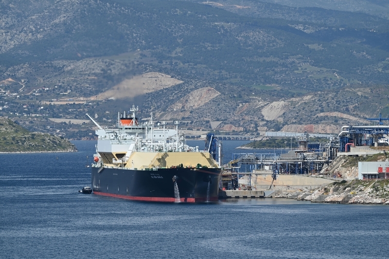 2026年3月28日，希腊雅典近邻雷维苏萨末端，HL SEA EAGLE号液化自然运谈输船卸载来自好意思国萨宾帕斯末端的液化自然气。伊朗打破导致寰宇自然气供应中断，好意思国向欧洲运输液化自然气变得尤为进攻。 IC Photo