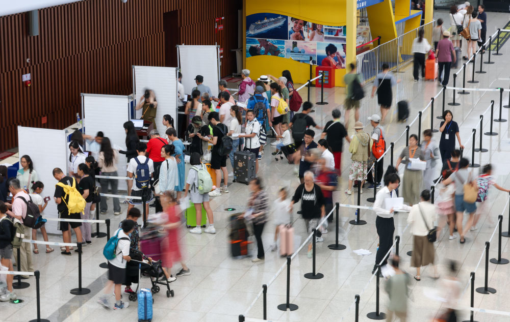 2025年7月23日,旅客在天津国际邮轮母港办理登船手续。新华社记者 孙凡越 摄