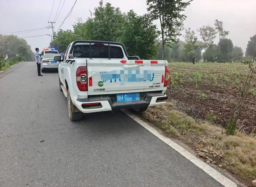 警方在案发现场调查(受访者供图)