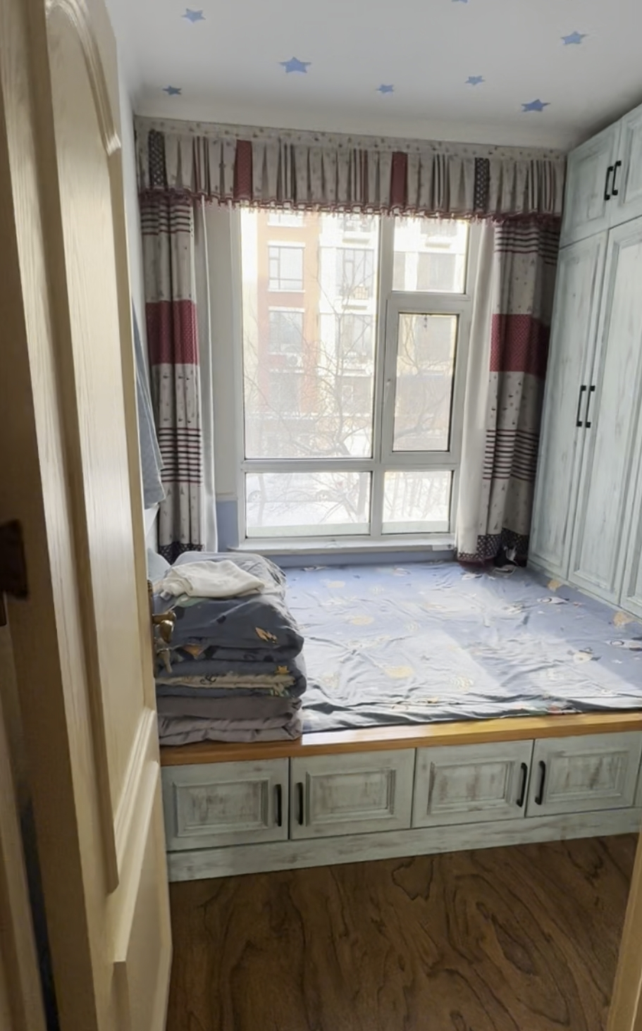 楼上现在榻榻米的位置就是摆放原来儿童床的地方(央广网发 刘旭冉 摄)