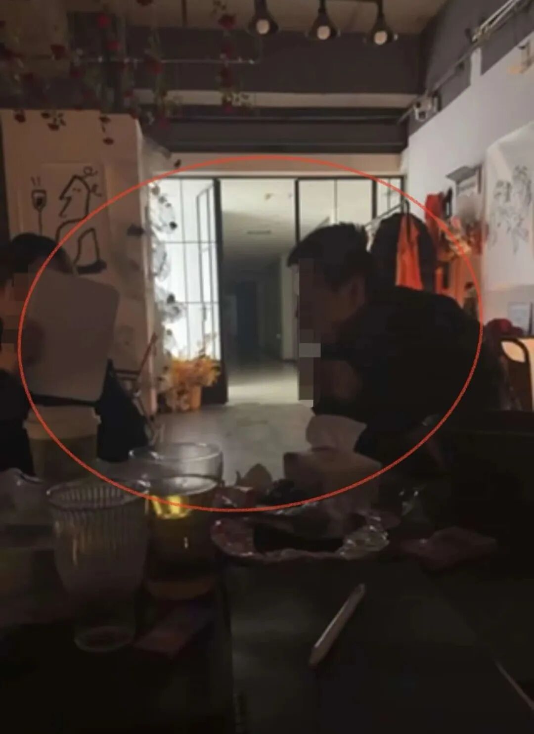 ▲酒馆方提供的当晚张先生与女店员交流的监控画面