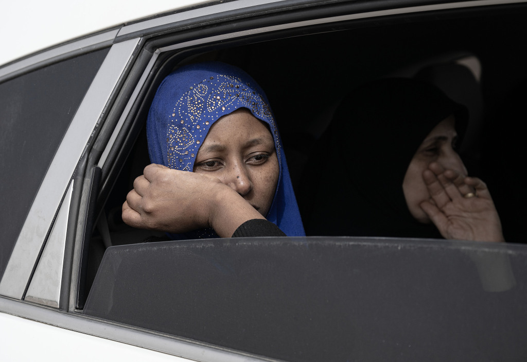 当地时间2026年4月18日，黎巴嫩卡斯米耶，流离失所的黎巴嫩民众看到家园的废墟，不禁难过。视觉中国 图