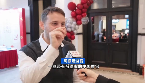 “到中国过年成热潮” 外国人沉浸式体验中国年