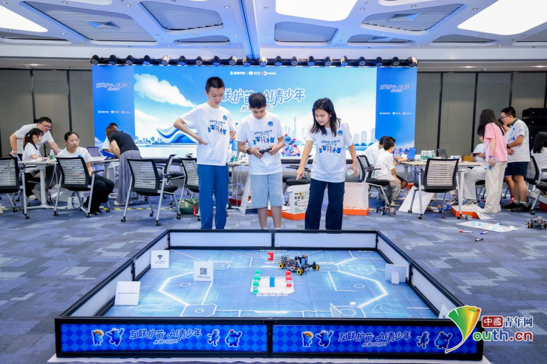 孩子们现场实操调控机器人