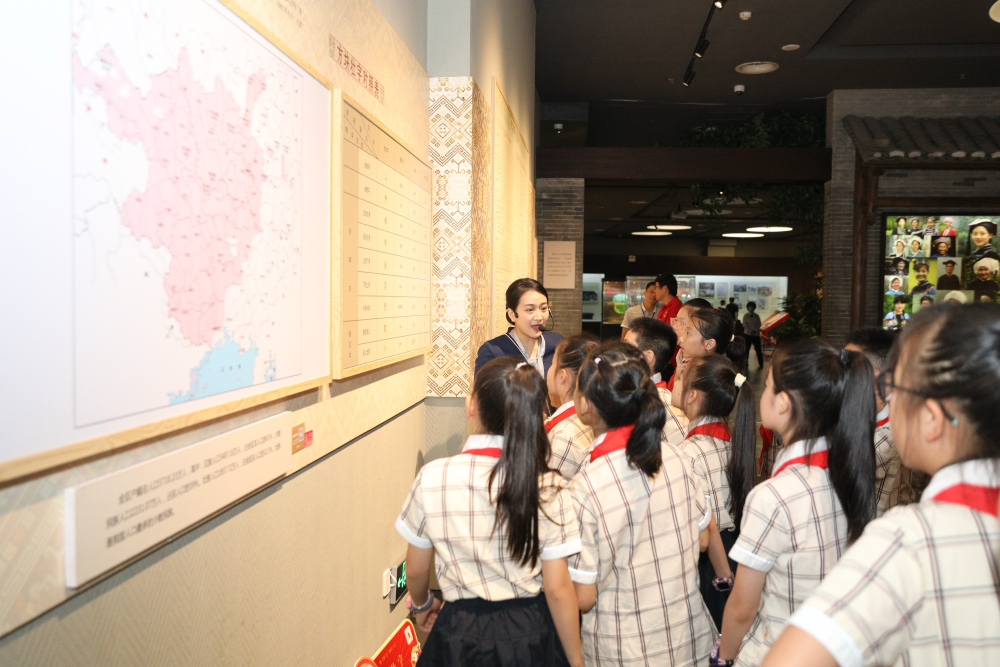 这是广西民族博物馆训导员李娅在给学生训导。（新华社发）