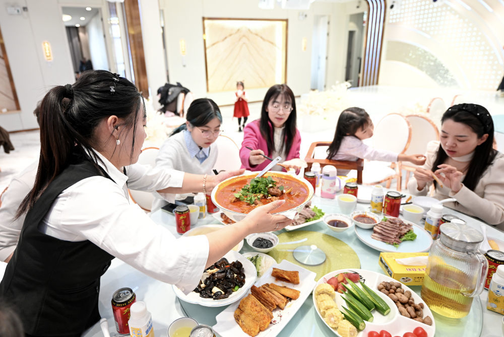 春节假期,各地的传统年货与新潮餐饮交融,各色美食荟萃飘香,“舌尖上的经济”持续释放蓬勃活力,一道道新春佳肴让年味更浓、更暖、更甜。