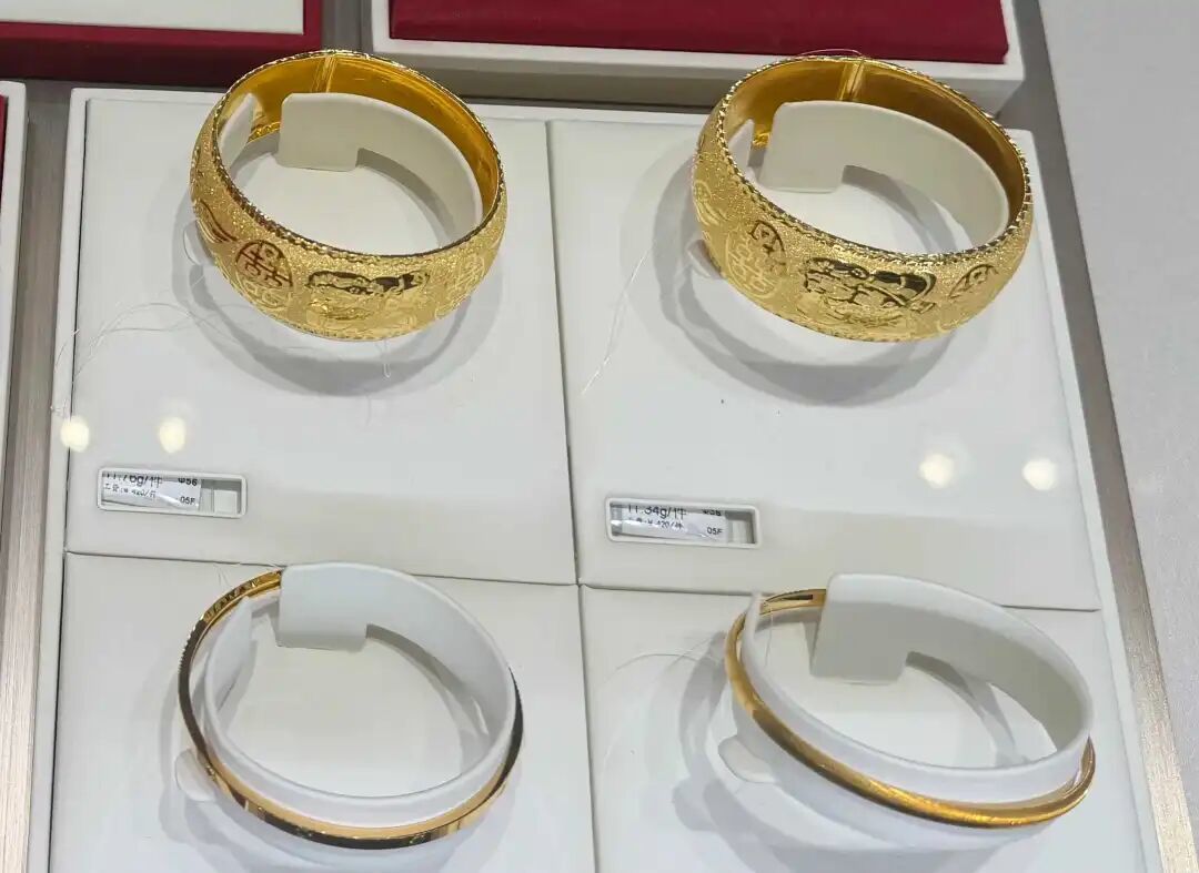 金饰克价两周暴涨近20%，一个金镯差价近万元_凤凰网