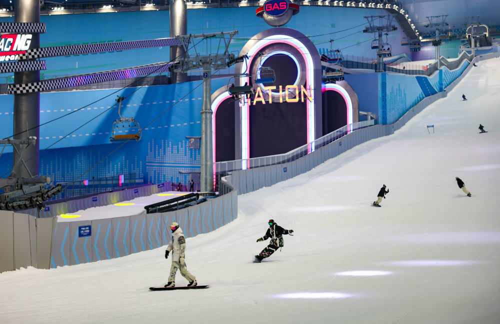 4月1日,滑雪爱好者在长春万达滑雪场滑雪。新华社记者 颜麟蕴 摄