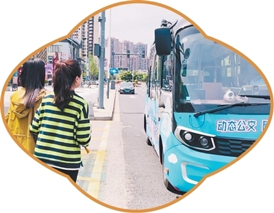 江苏无锡，市民准备乘坐新能源公交车。　吴 洋摄