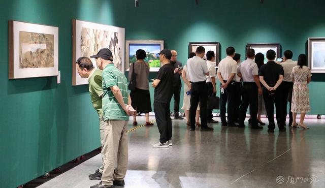 不少市民在展品前驻足欣赏,细致观察画作。