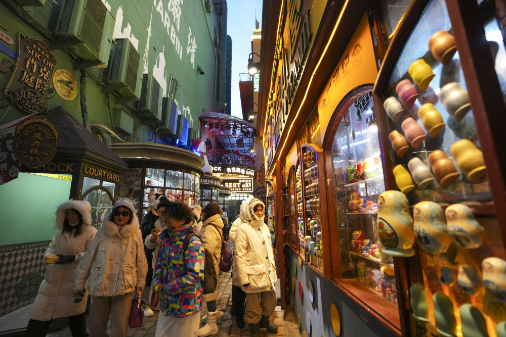 2025年12月16日，人们在哈尔滨中央大街肖克庭院景点参观游览。中央大街始建于1898年，全长1450米，由87万多块“面包石”铺成，被誉为“万国建筑博物馆”。