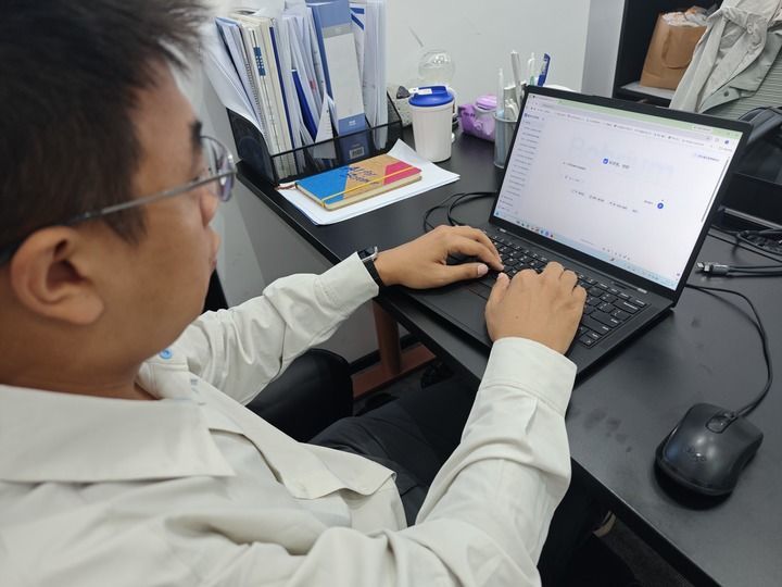 科研人员正在使用玻尔科研空间站。（新华社记者 鲍赫 摄）