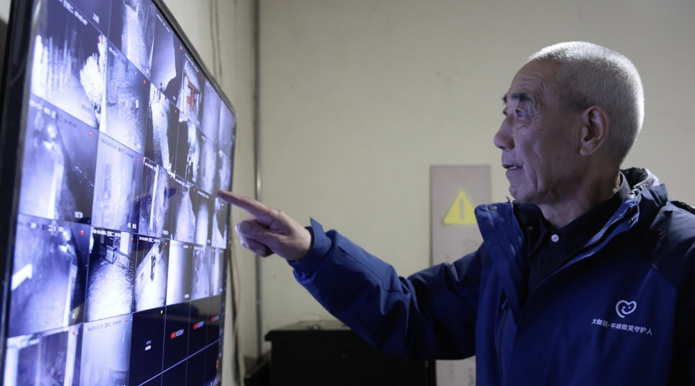 冯开平正在观察监控设备。新华社记者 张哲 摄