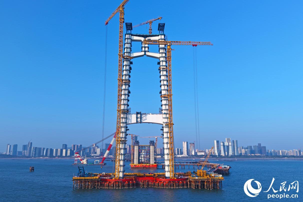 在塔吊辅助下，桥塔像“拼积木”一样“生长”。人民网记者 李昌乾摄
