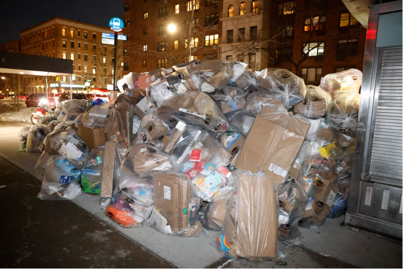 由于市卫生局在有限的时间表下清理积雪和收集垃圾,五个行政区的社区被大量垃圾袋和纸箱困扰。图源:Nypost.com