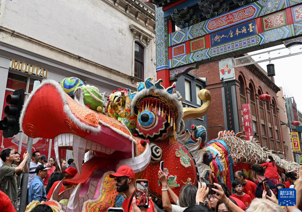 2月22日,在澳大利亚墨尔本唐人街,人们观看“千禧大龙”巡游。新华社记者 徐海静 摄