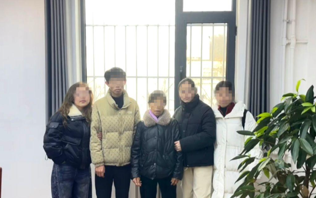 ▲李小龙(左二)和家人团聚