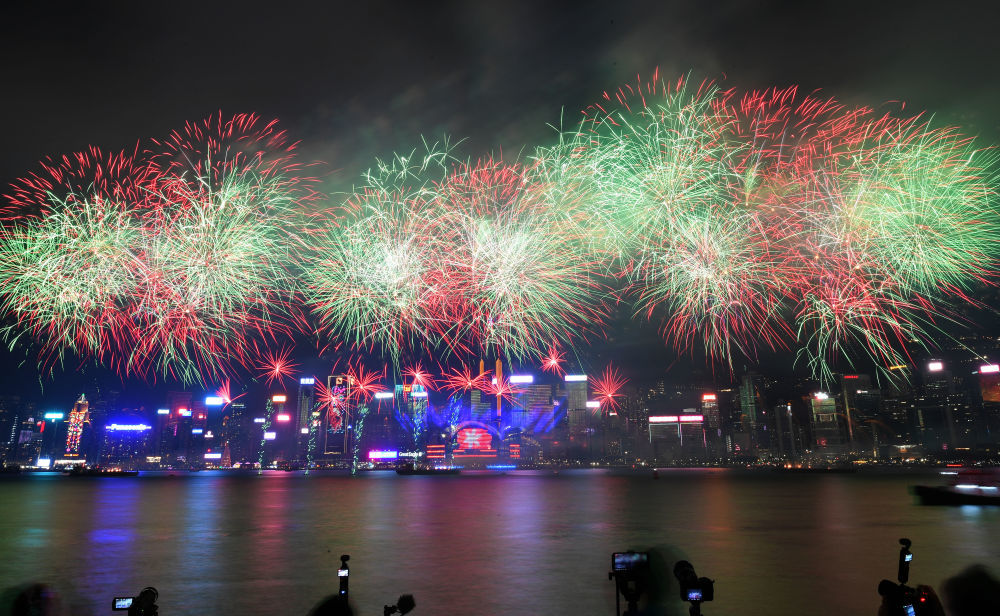 2月18日，大年初二，烟花在香港维多利亚港上空绽放。新华社记者 陈铎 摄