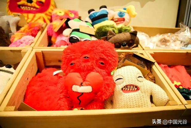 居民自制的“丑娃娃”玩偶在商店寄售