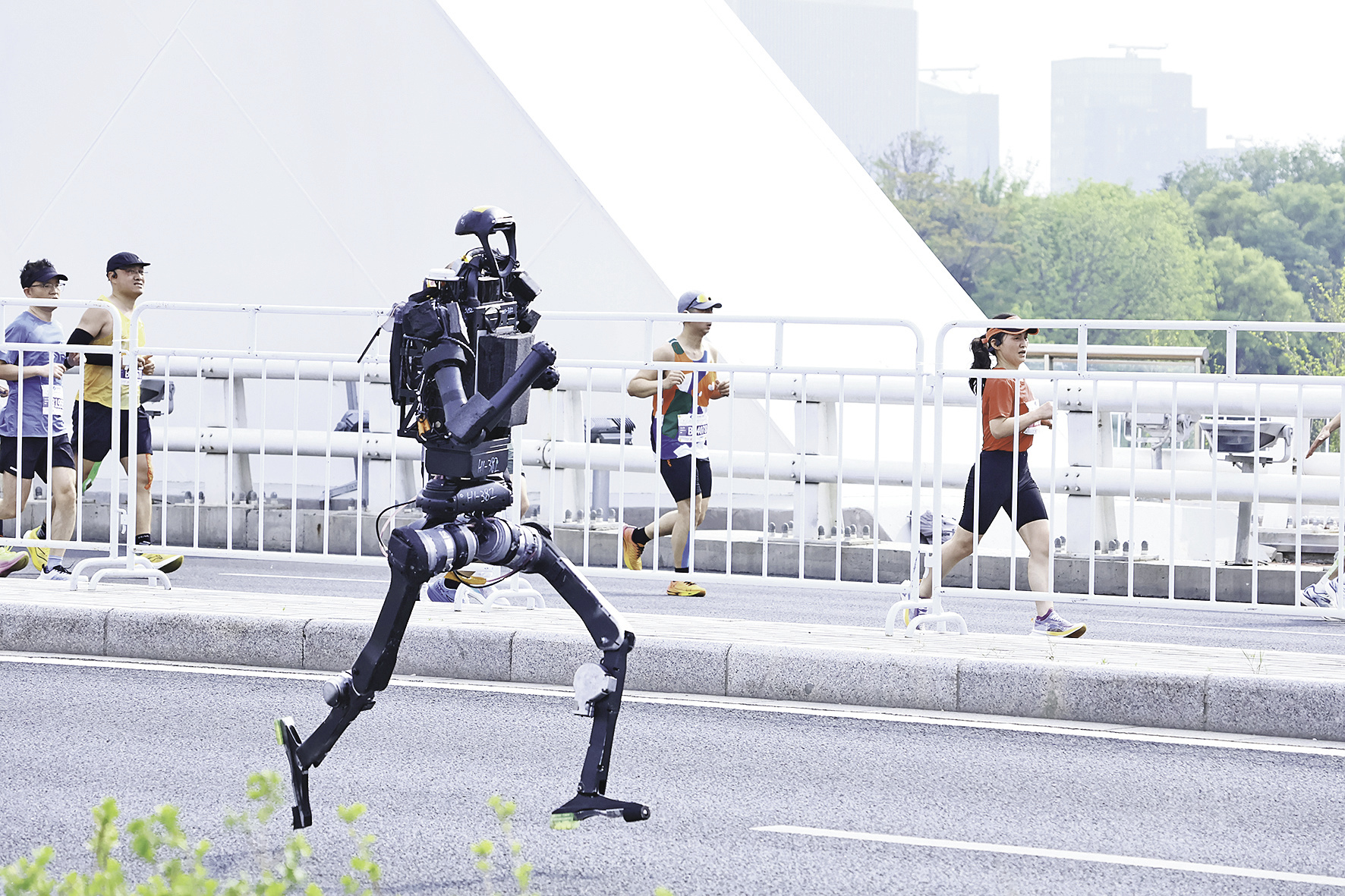 4月19日，参赛的机器人在北京亦庄文博大桥奔跑。（视觉中国）