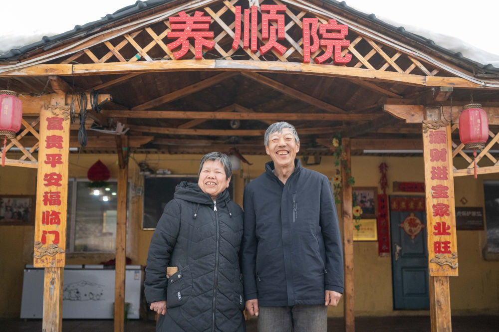2024年3月13日，伊春森工上甘岭林业局有限责任公司溪水林场分公司退休职工刘养顺（右）和妻子杨秋娥在自家农家院留影。新华社记者 谢剑飞 摄
