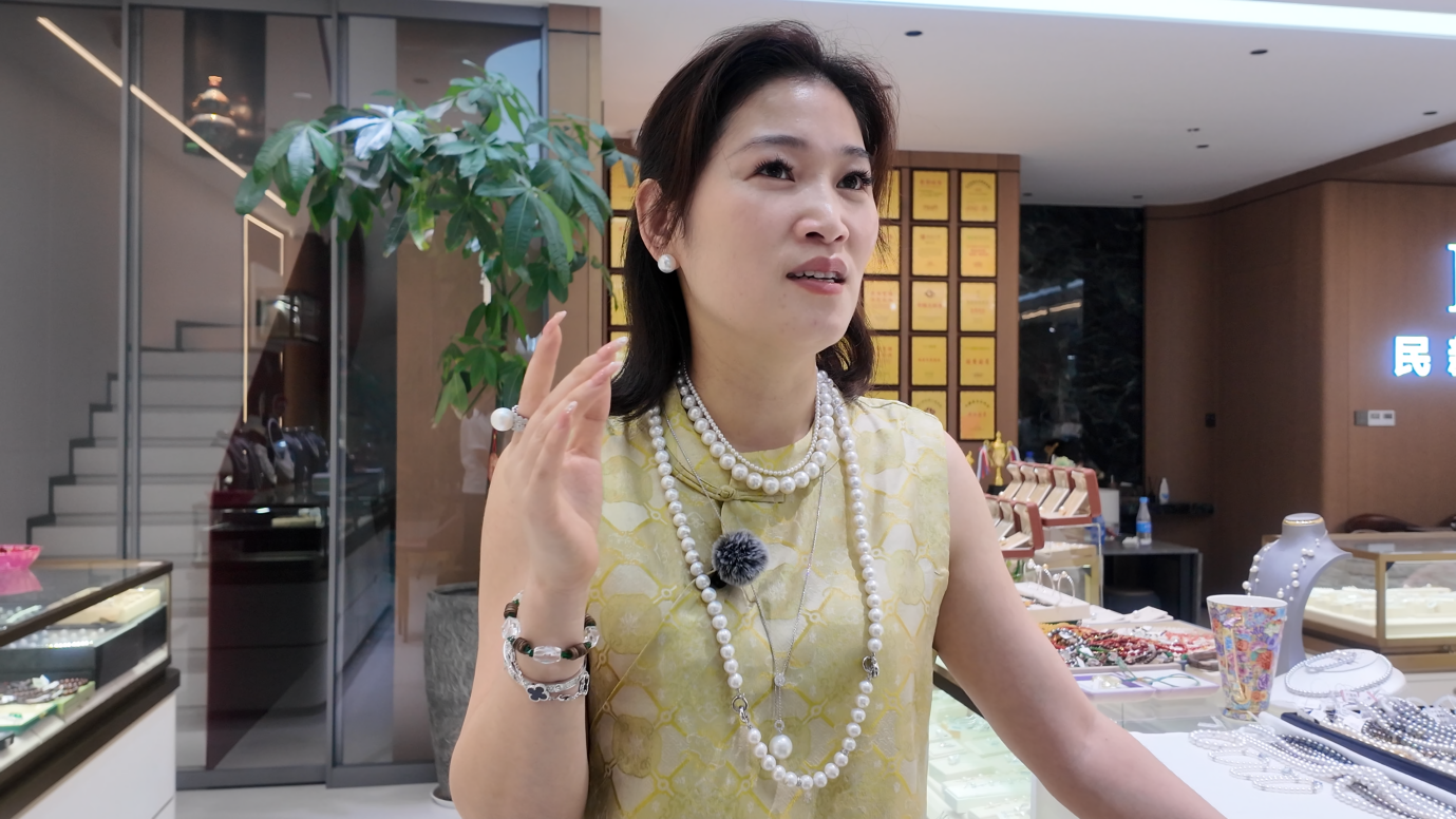 何丹萍展示佩戴的诸暨珍珠