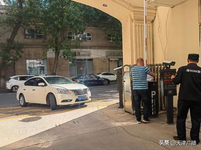 和平区卫健委保安员正引导车主进行登记