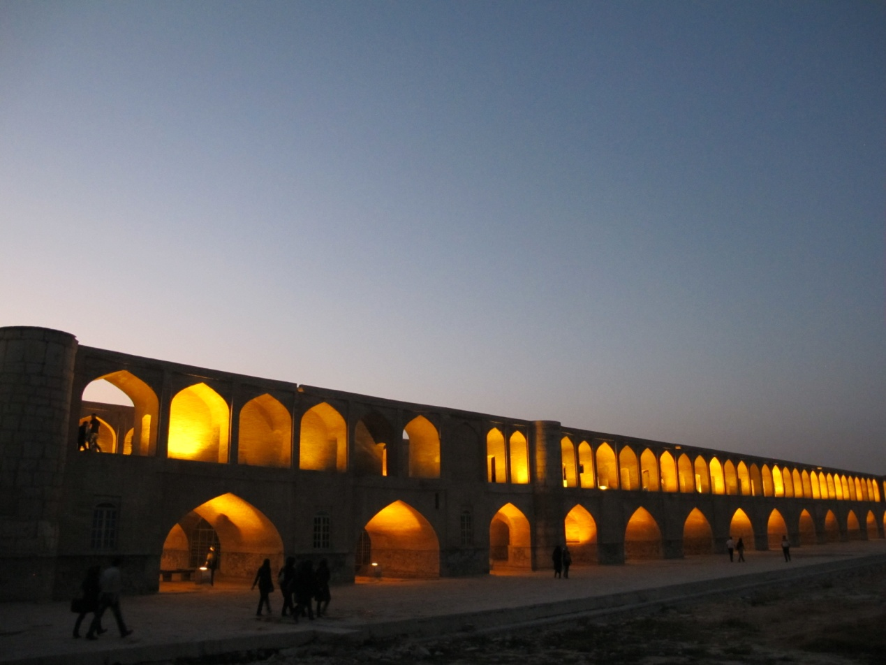 入夜时的伊斯法罕胜迹之一——哈柱桥