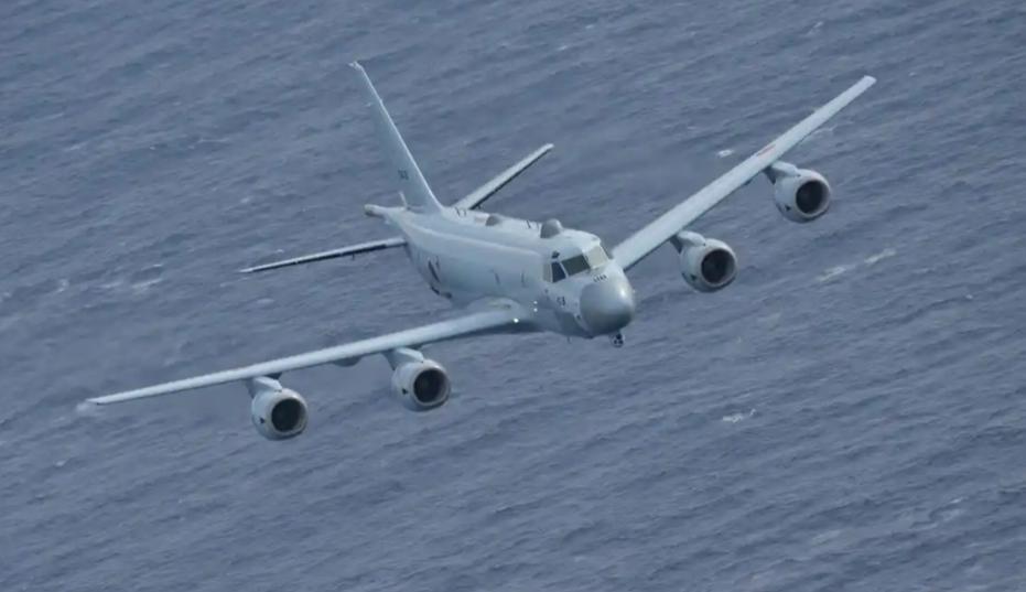 正在飞行的日本国产P-1反潜巡逻机，日本防卫省航空装备研究所、川崎重工、三菱重工、日本飞机株式会社等机构或公司都参与了该飞机的研制和制造。