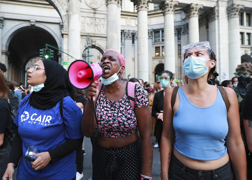 2020年6月30日,人们在美国纽约市政厅附近参加抗议活动。由美国明尼苏达州明尼阿波利斯市非裔男子弗洛伊德遭白人警察暴力执法而死一事引发的各种抗议活动仍在纽约持续进行。新华社记者王迎摄