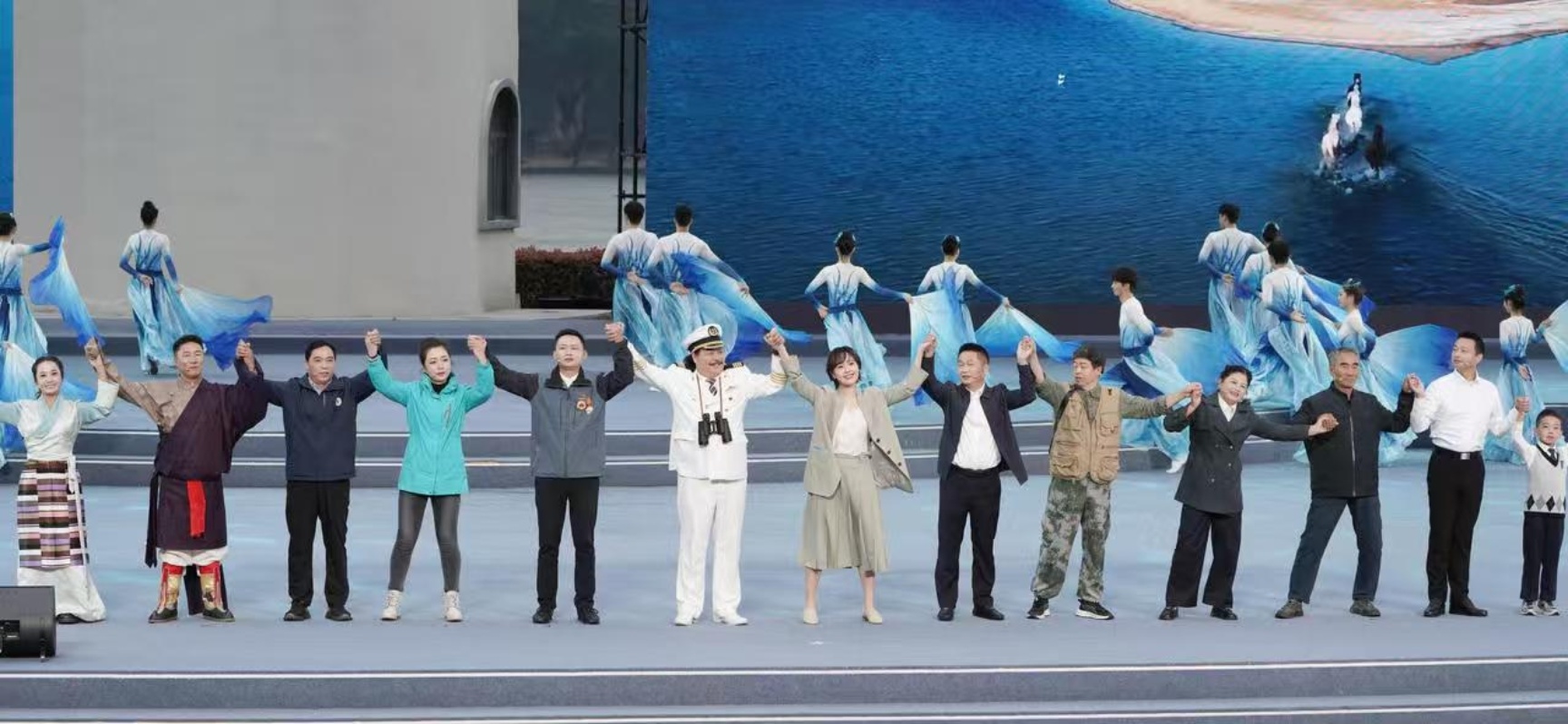 “何以中国&middot;当惊世界殊”网络主题宣传活动现场，来自长江沿线11个省市的代表，讲述着家住长江边的故事（主办方供图）