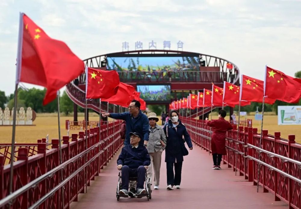 10月1日,人们在北大荒集团黑龙江闫家岗农场有限公司农业现代化示范区游览。新华社发(钱泊羽 摄)