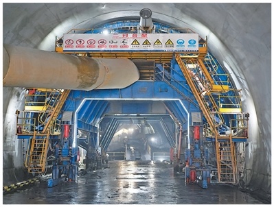 中吉乌铁路乌鲁姆巴什1号隧道施工现场。 本报记者 张志文摄