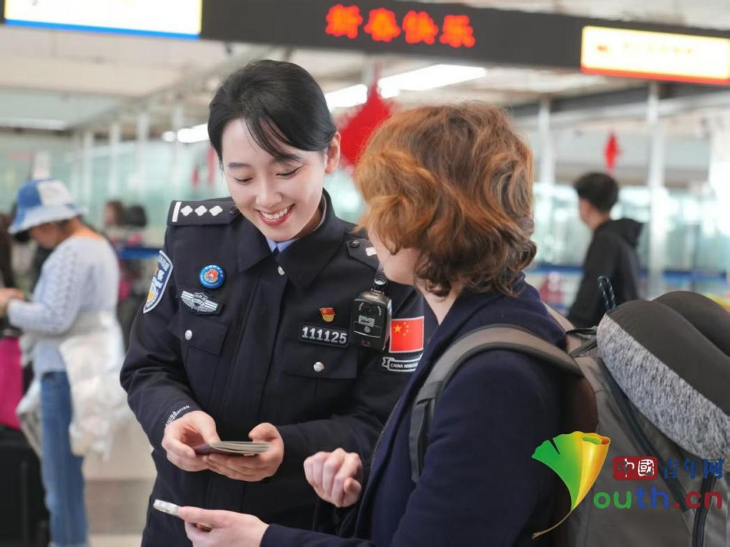 刘婷服务外国旅客。中国青年网通讯员 任申 摄