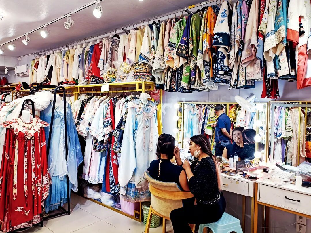 2025年9月,北京故宫东华门附近一家店铺内,店员在为顾客化妆。图/视觉中国