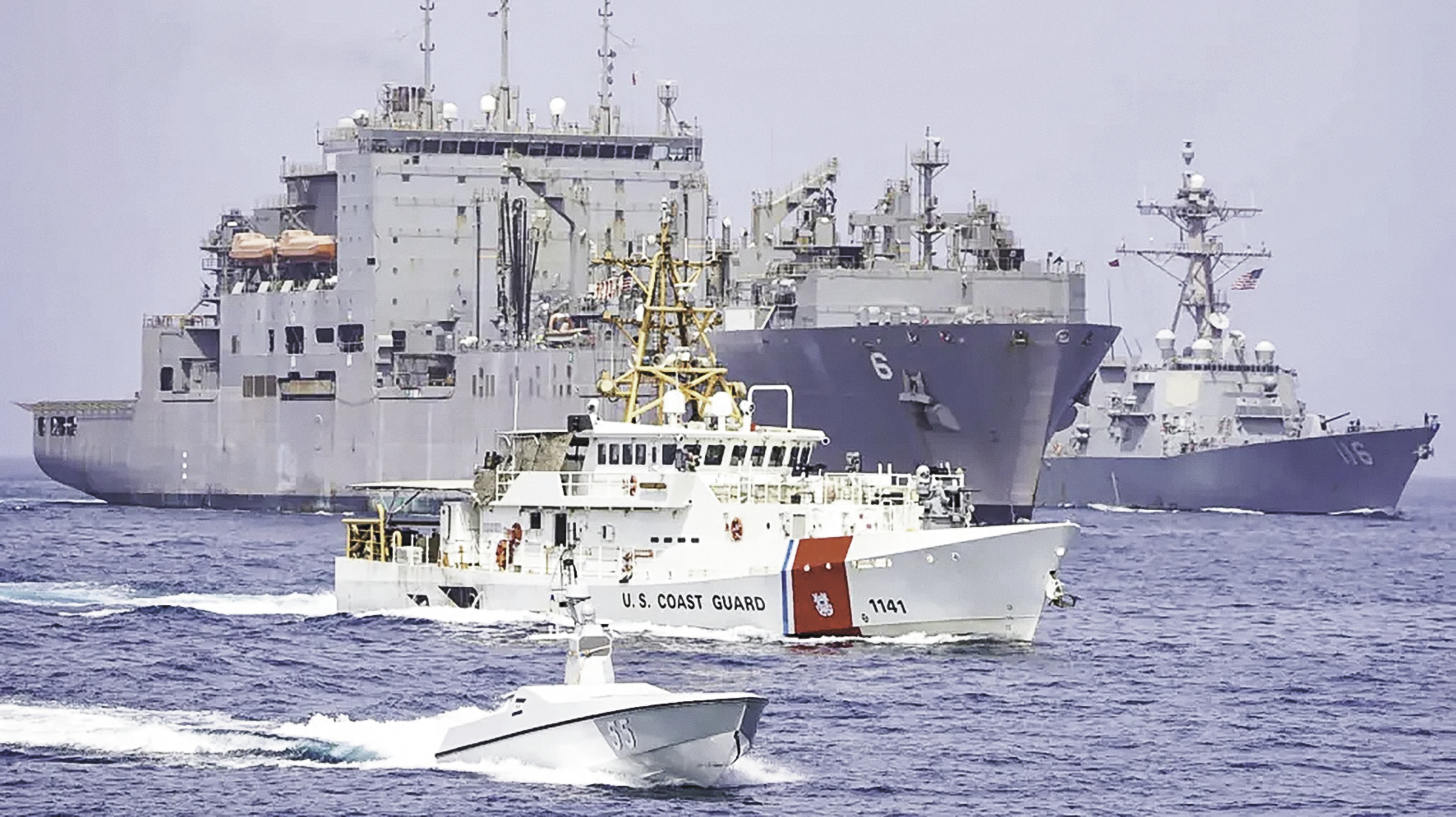 2023年美国海军和海岸警卫队舰艇通过霍尔木兹海峡时演练护航行动。(图源:美国“动力”网站“战区”频道)