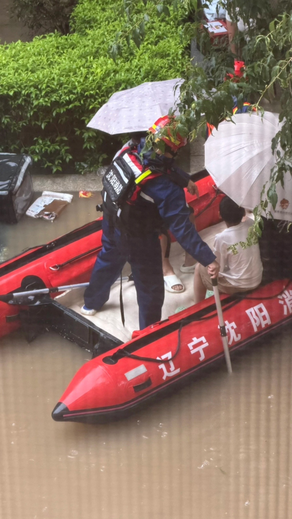 黄晴看到有救援艇来救援。