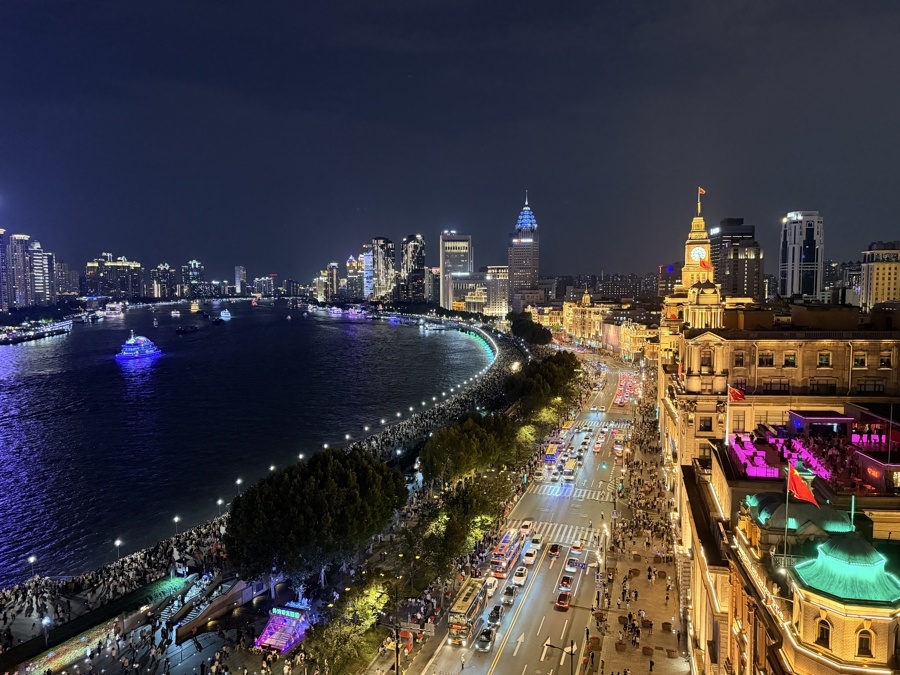 10月1日22时许的外滩。黄浦公安分局供图