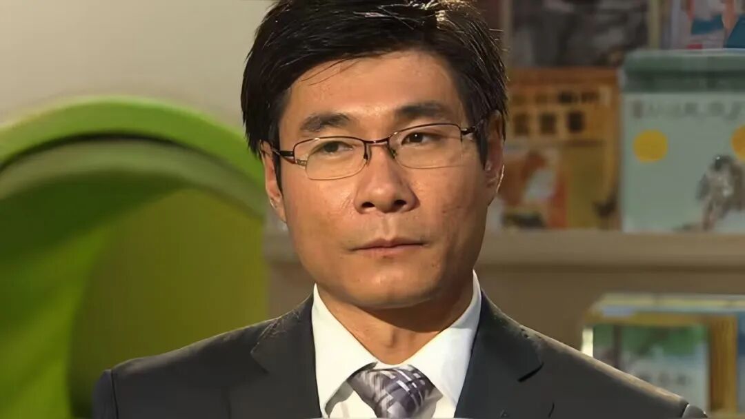 ·江学勤早期照片。（印度《第一邮报》）