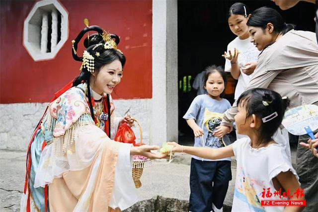 扮演嫦娥的演员与游客互动。
