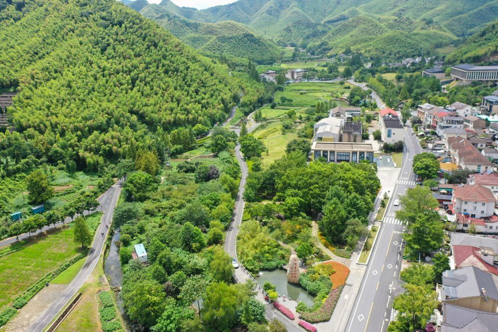 2025年8月6日拍摄的“世界最佳旅游乡村”浙江省湖州市安吉县余村景色（无人机照片）。新华社记者 毛竹 摄