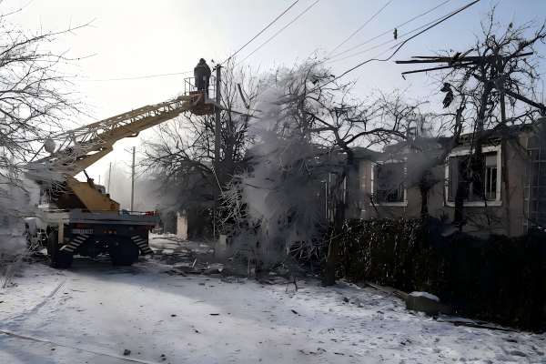 乌克兰政府称已经部署了数千个修理小队去修理乌克兰各地的电网 路透社